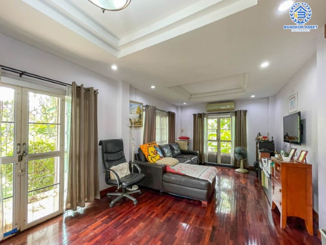 *****บ้านเดี่ยวมือสองย่านปทุมธานี ม.กฤษดานคร19 พหลโยธิน เนื้อที่กว้างขวางมากถึง 163 ตร.ว. ฟังก์ชัน 4 ห้องนอน 3 ห้องน้ำ ที่จอดรถ 2 คัน พร้อมเข้าอยู่ พื้นที่กว้างขวาง บนทำเลเดินทางสะดวก ใกล้รถไฟฟ้าสายสีแดง "สถานีฟิวเจอร์พาร์ค รังสิต" และทางด่วน "รังสิต"